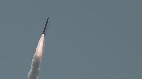 تصاویر جدید از پرواز موشک‌های ایران در شب حمله به اسرائیل +ویدئو