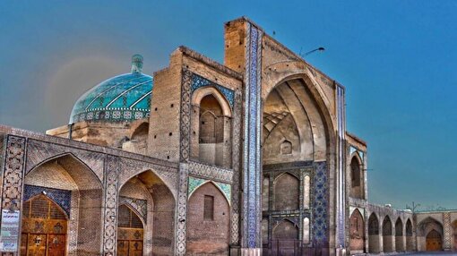 داربست‌های ۵۰ ساله بنای ۱۰۰۰ ساله مسجد فیروزه‌ای قزوین را آزار می‌دهد