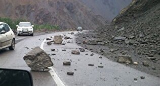 تصویری ترسناک از سقوط سنگ روی یک خودرو در جاده چالوس