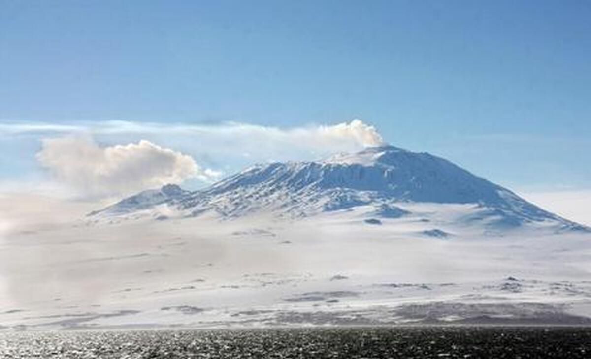 اتفاقی نادر در قطب جنوب/ طلا از یک کوه آتشفشان فوران می‌کند