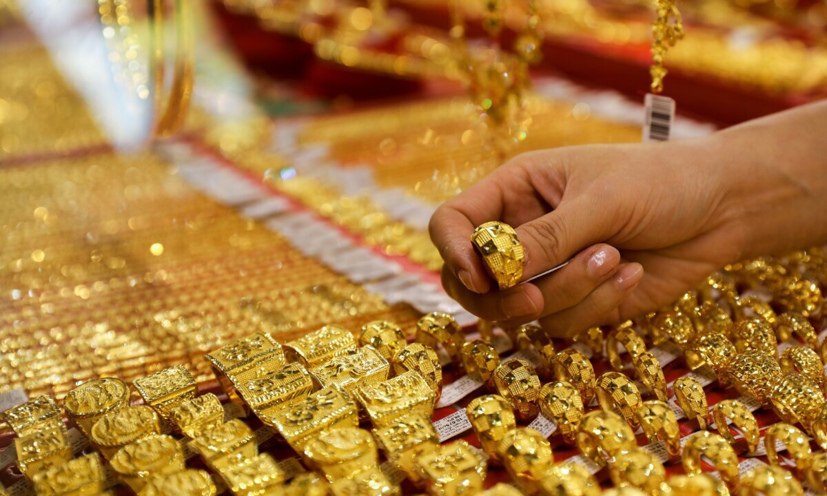 طلای همچنان در سراشیبی قیمت جهانی است