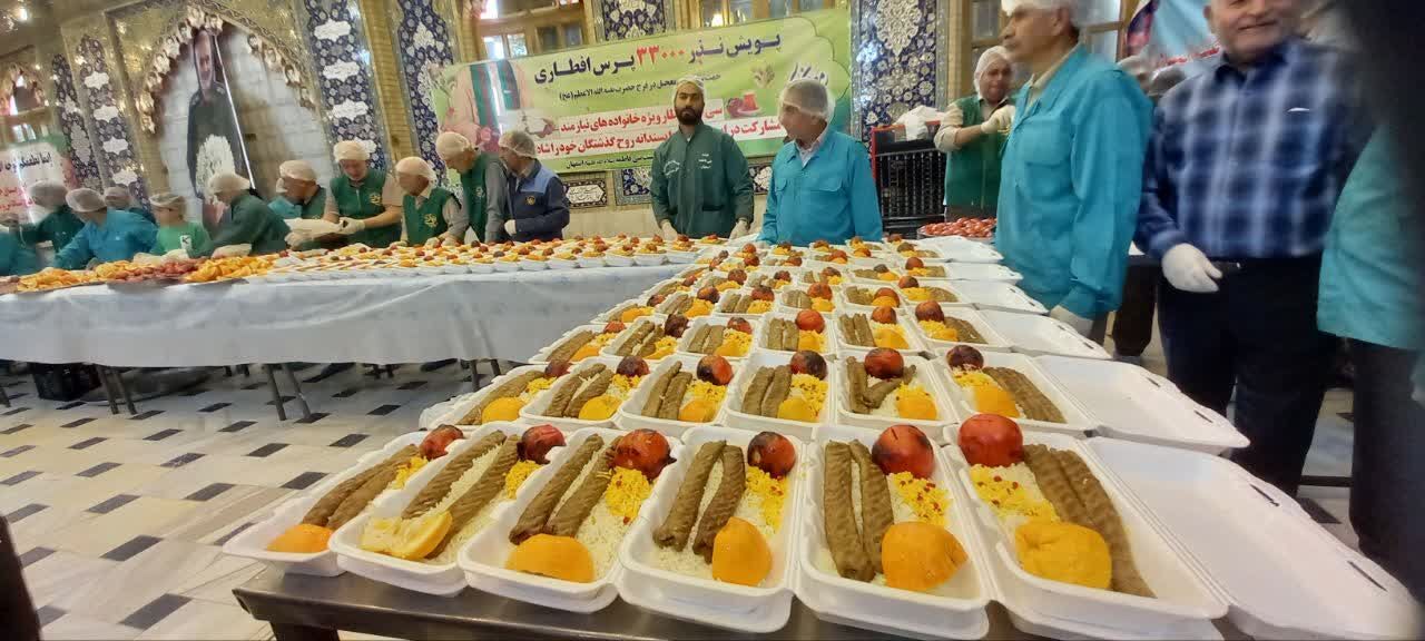 توزیع روزانه هزاران پرس غذا بین نیازمندان اصفهانی +تصاویر