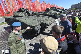 روس‌ها غنایم جنگی از ناتو در اوکراین را خیابان آوردند +تصاویر