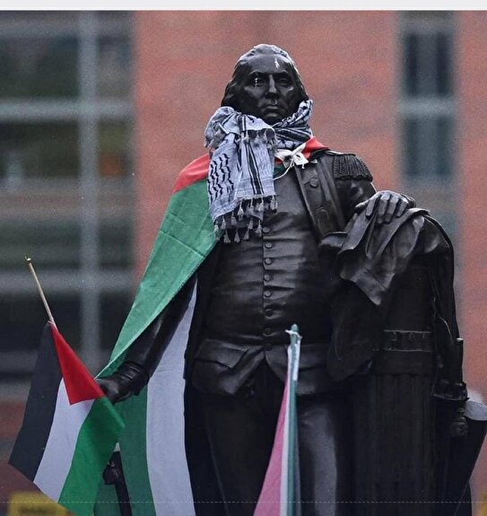 بنیانگذار آمریکا چفیه و پرچم فلسطین را بر دوش انداخت+ عکس